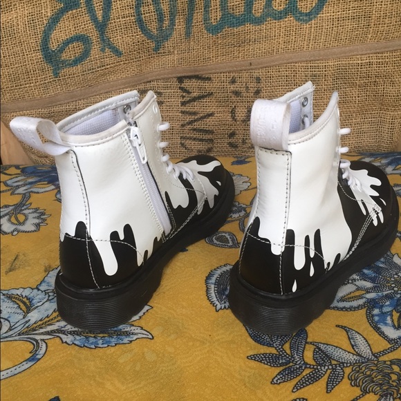 Dr Martens Girls Boots (Girls Size 3) - Picture 2 of 5